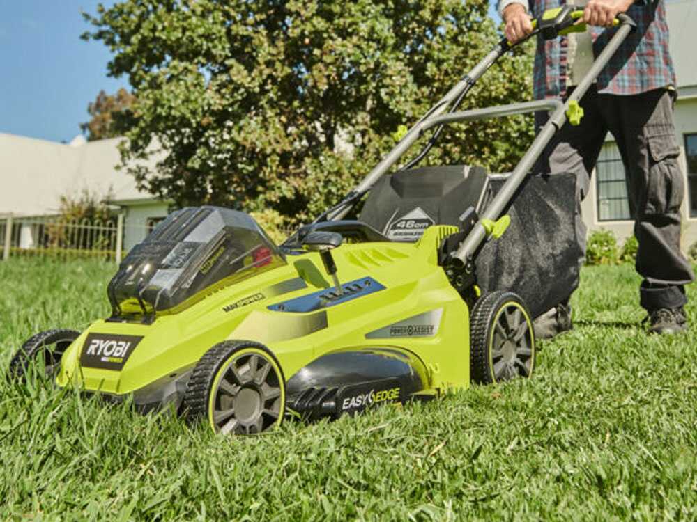 tondeuse à batterie ryobi rlm36x46h50pg max power 36v 5ah bac de 45 l coupe de 46 cm Tondeuse à batterie RYOBI RLM36X46H50PG - MAX POWER 36V - 5Ah - bac de 45 l - coupe de 46 cm